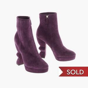 US 7 SALVATORE FERRAGAMO
SUEDE CALLA PLATFORM ANKLE BOOTS WITH ZIP
CLOSURE